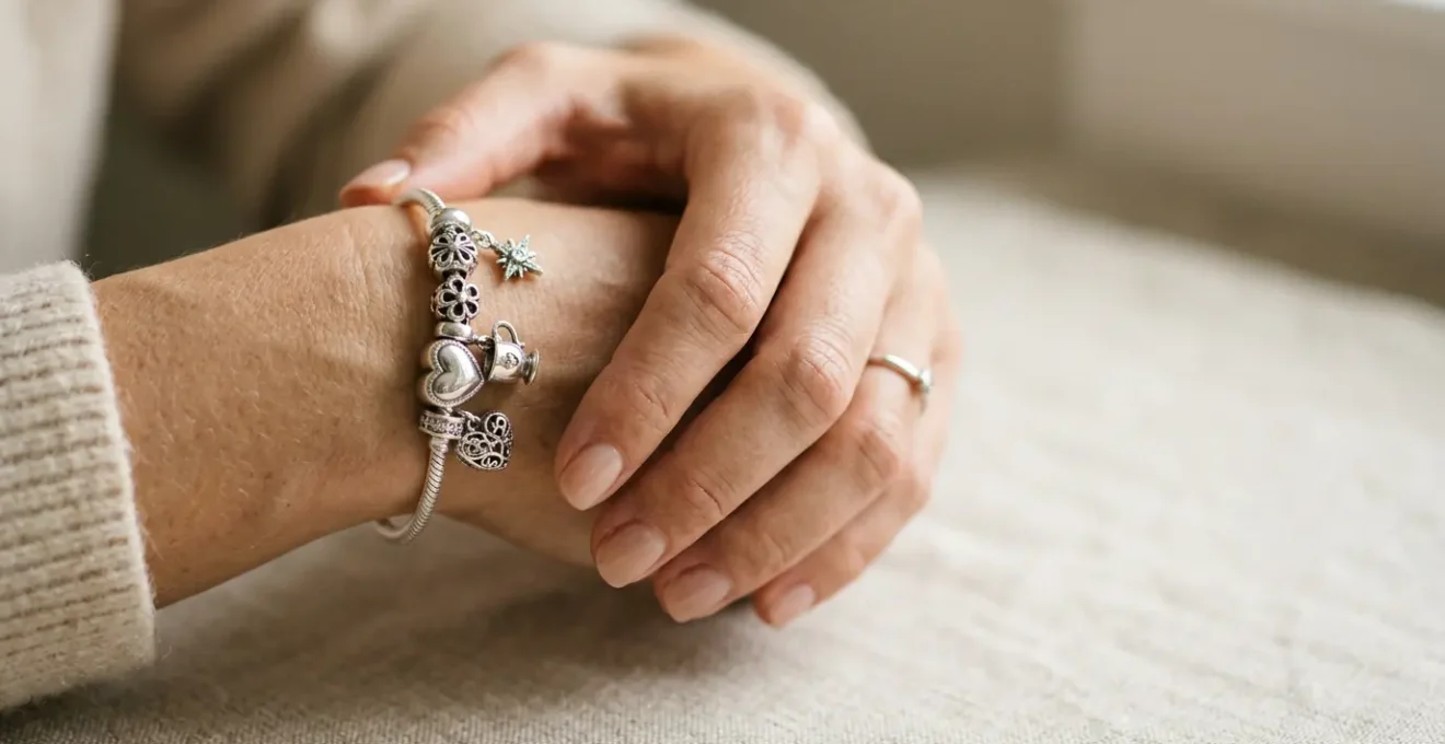 Bracciale con ciondoli personali disposti con equilibrio ed eleganza sul polso