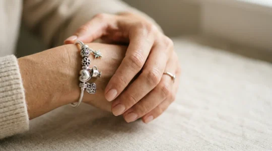 Bracciale con ciondoli personali disposti con equilibrio ed eleganza sul polso