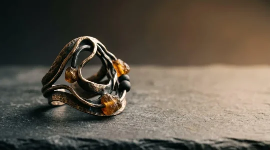 Gioiello d'artista unico su superficie minimalista che evoca esclusività e valore emotivo