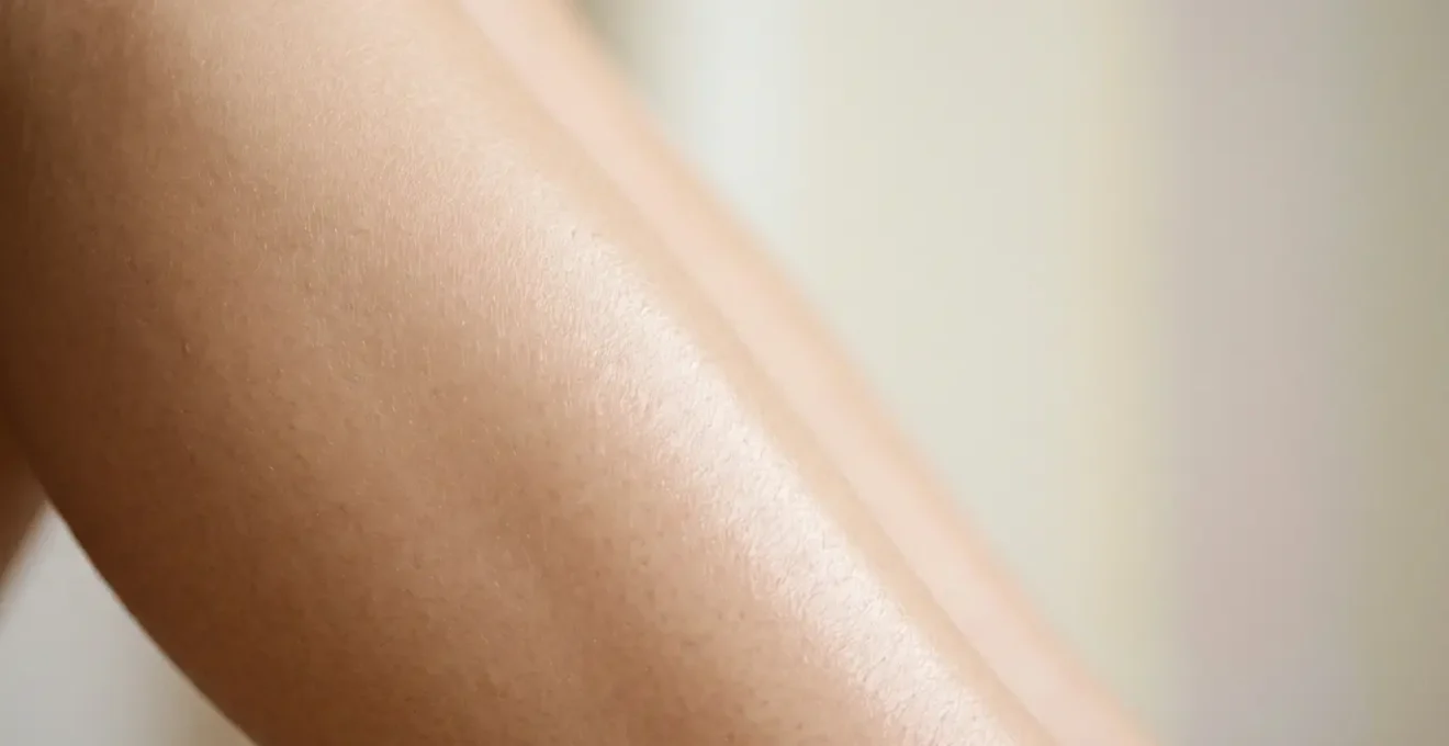 Primo piano di gambe femminili con texture di pelle liscia dopo esfoliazione naturale