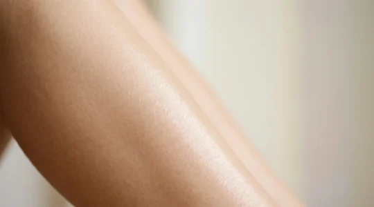 Primo piano di gambe femminili con texture di pelle liscia dopo esfoliazione naturale