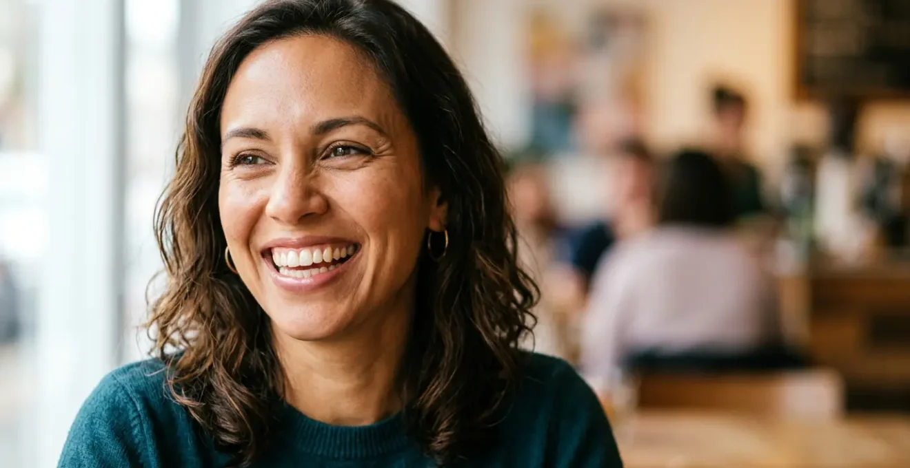 Primo piano di un sorriso naturale e curato che trasmette fiducia e autostima nelle relazioni sociali