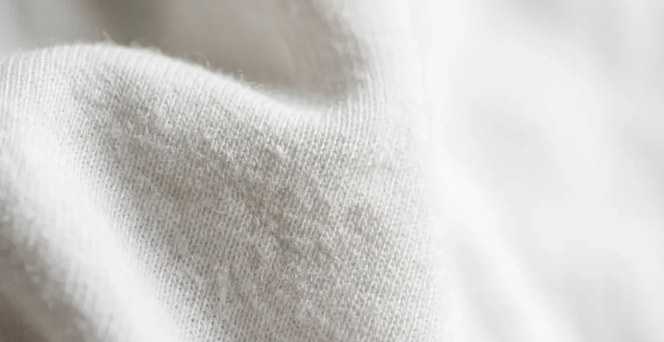 T-shirt bianca di alta qualità con tessuto opaco e resistente, dettaglio ravvicinato della trama