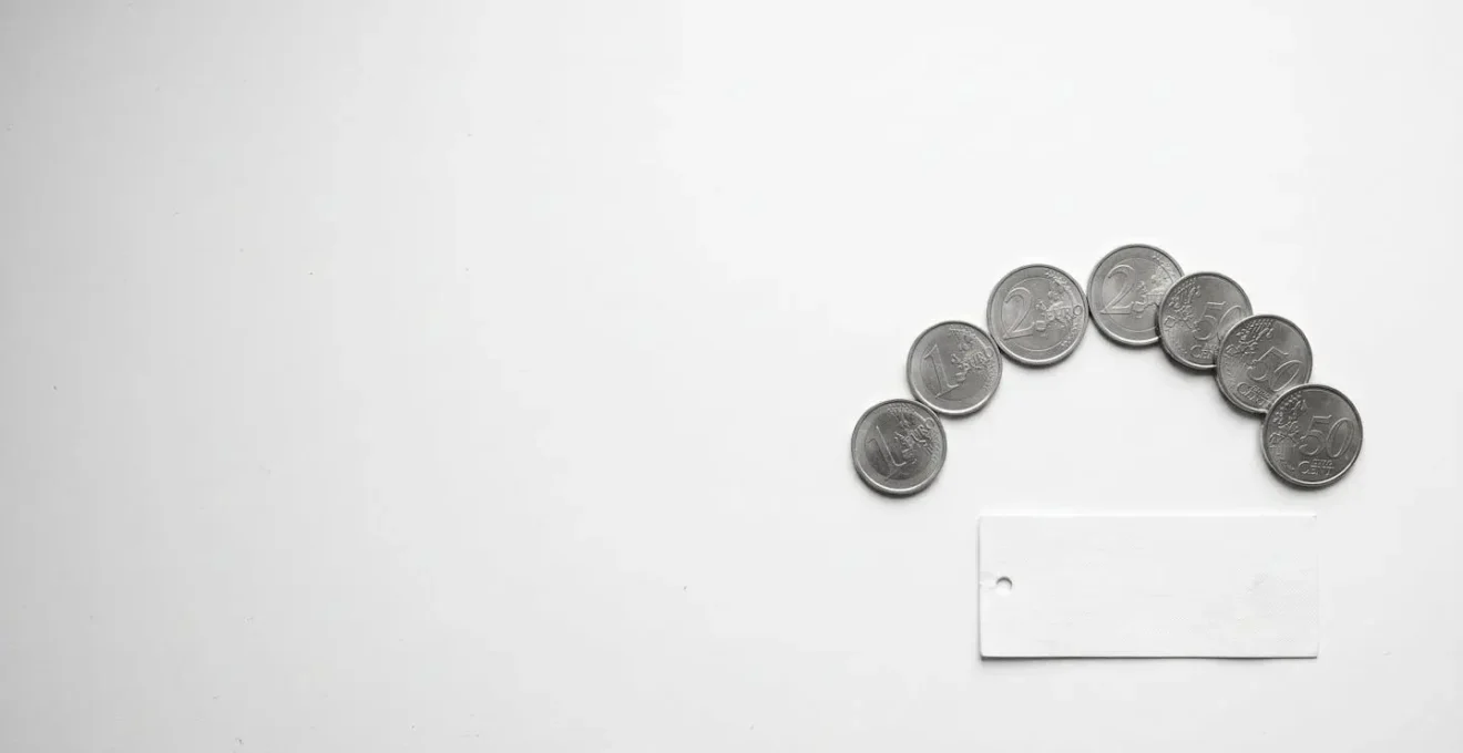 Composizione minimalista che rappresenta il concetto di calcolo del valore reale di un acquisto
