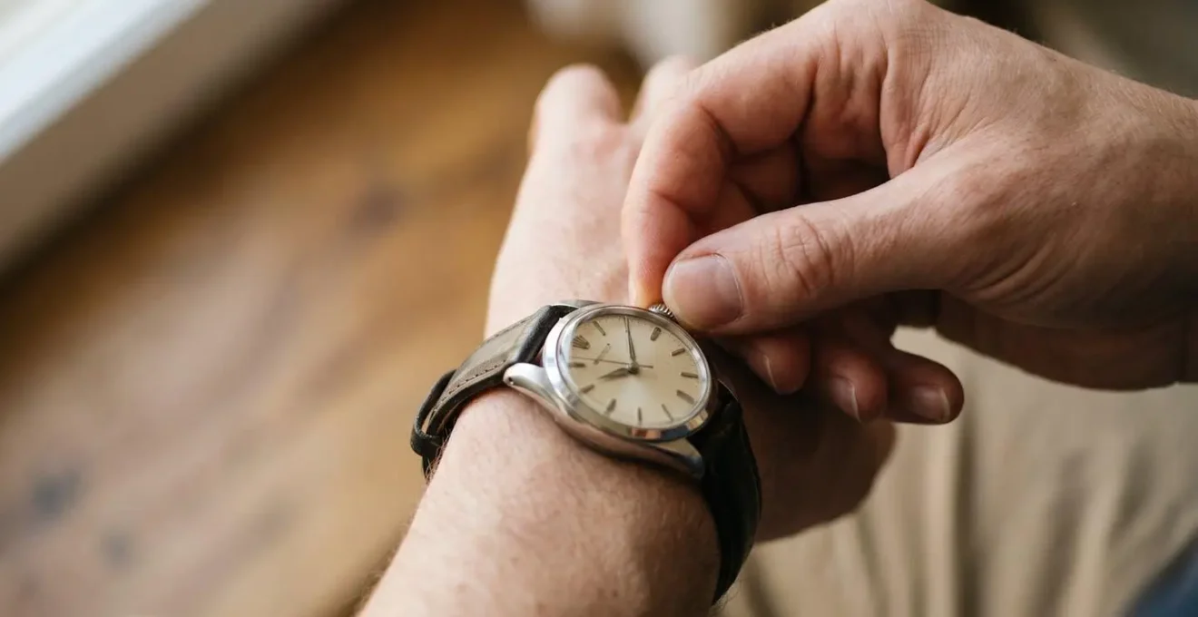 Mani che caricano delicatamente la corona di un orologio meccanico
