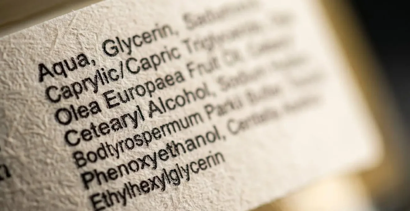 Guida visiva per identificare greenwashing nelle etichette cosmetiche attraverso ingredienti INCI