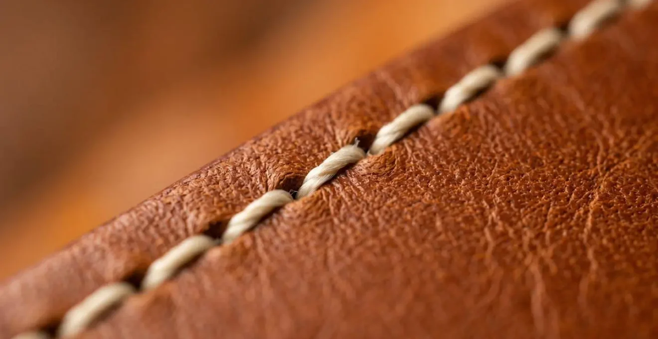 Primo piano macro dei dettagli artigianali di una borsa di lusso autentica