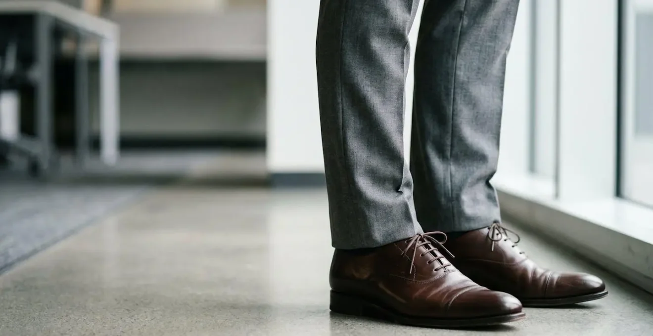 Dettaglio della lunghezza perfetta dell'orlo del pantalone sulla scarpa elegante