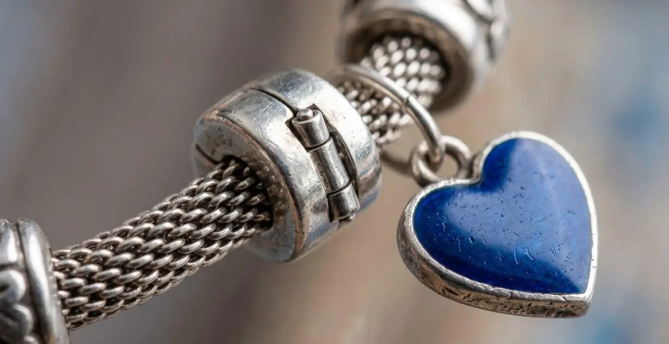 Vista macro dei dettagli di un bracciale con ciondoli pendenti e clip alternate per bilanciare il peso