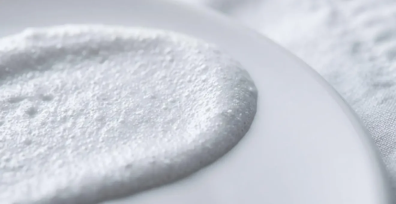 Pasta sbiancante naturale con percarbonato di sodio per trattare colletti ingialliti
