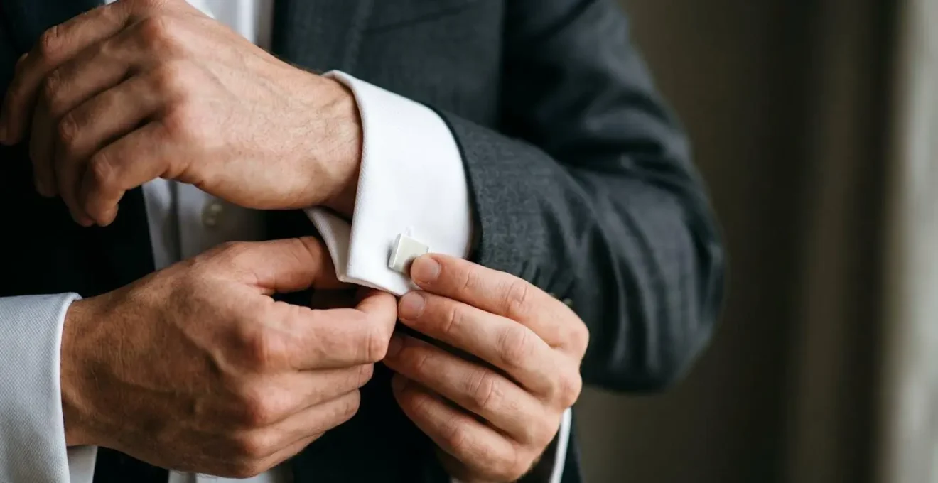 Dettaglio polsino doppio francese con gemelli eleganti per occasioni formali