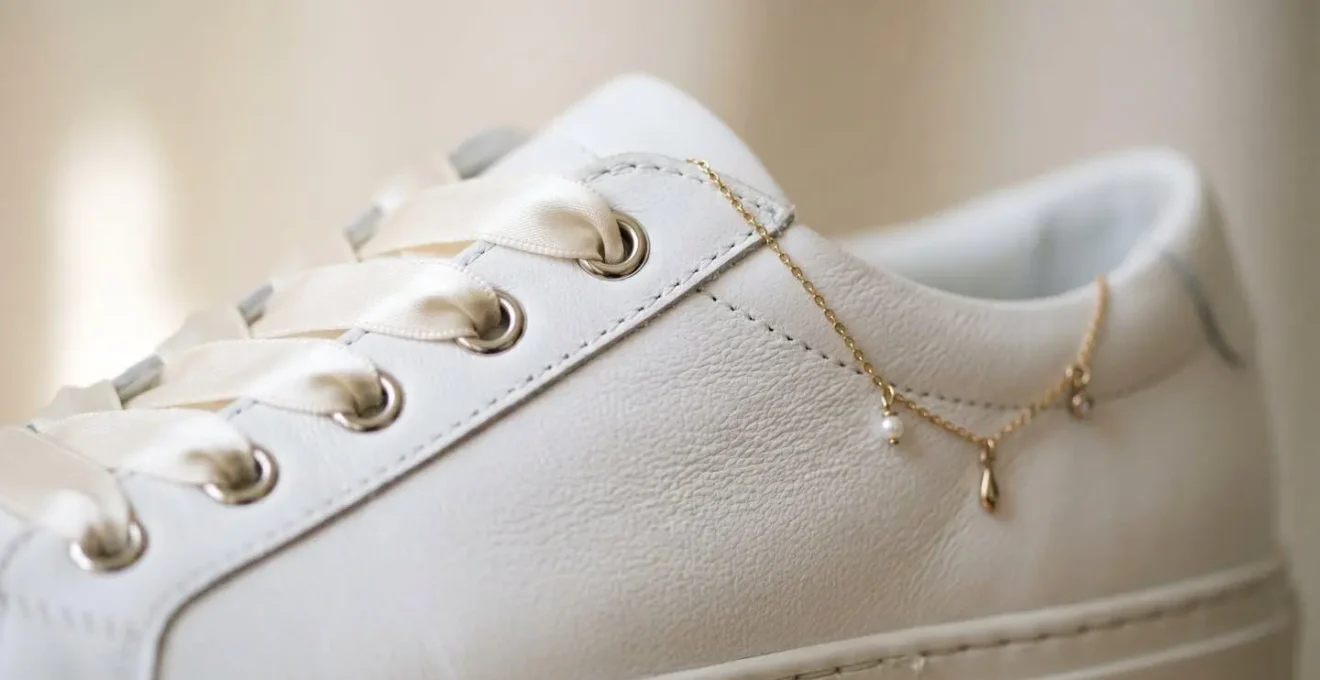 Sneaker bianca in pelle con dettaglio gioiello elegante per look casual chic